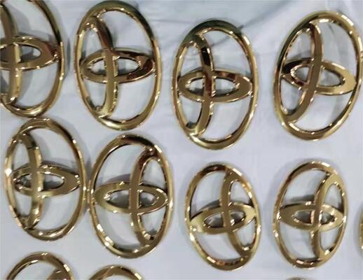 Parlak aynalı kaplama, güçlü yapışkanlık ve tam otomatik kontrol sistemi ile araba logosu PVD vakum kaplama makinesi