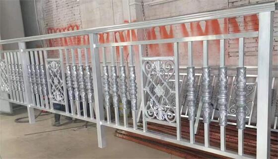 Güçlü Yapışma ve Uzun Ömürlü Koruyucu Film ile Büyük Donanım PVD Vakum Kaplama Makinesi